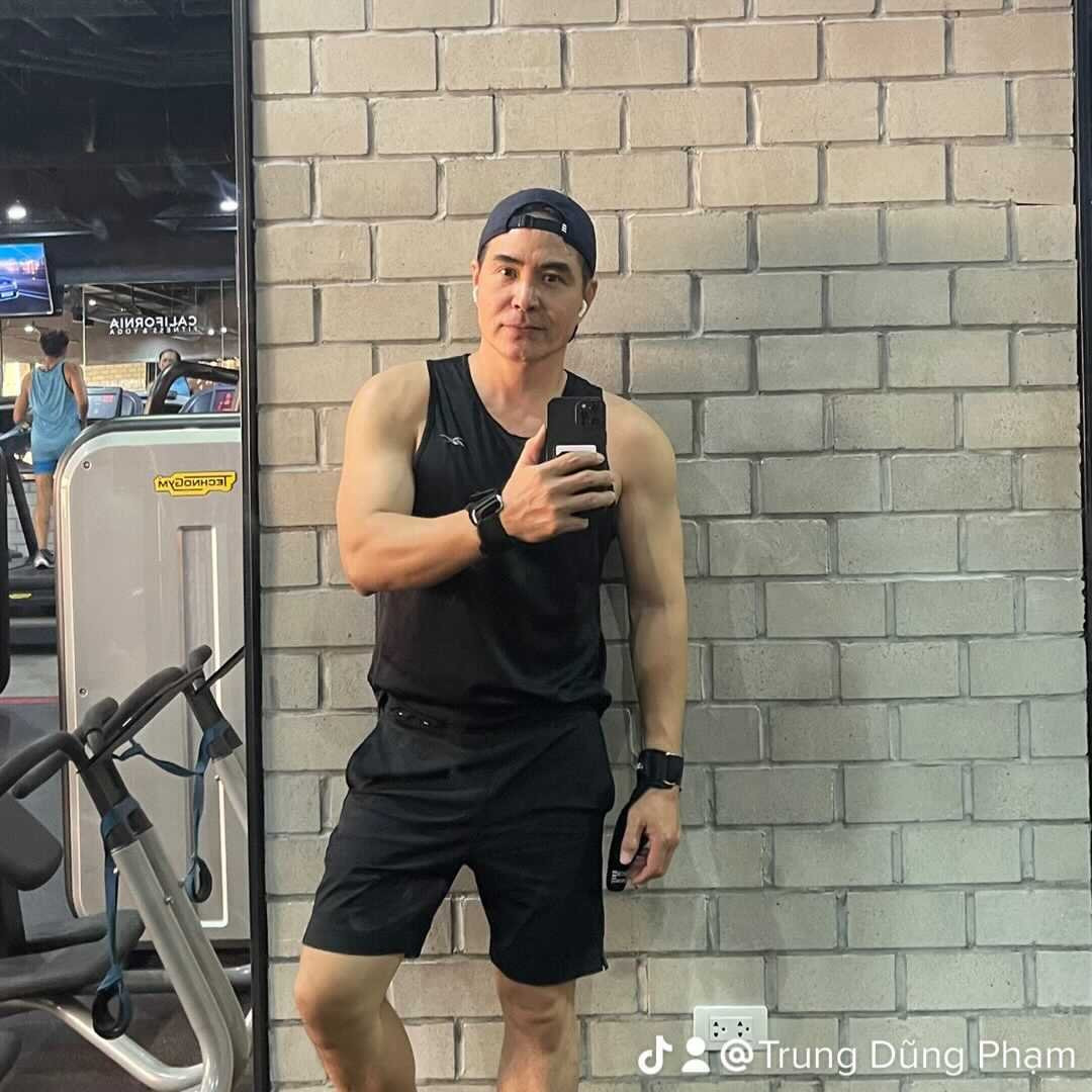 Body vạm vỡ cùng phong thái lịch lãm của Trung Dũng khiến fan dành lời khen trông như quý ông mới tuổi 40.