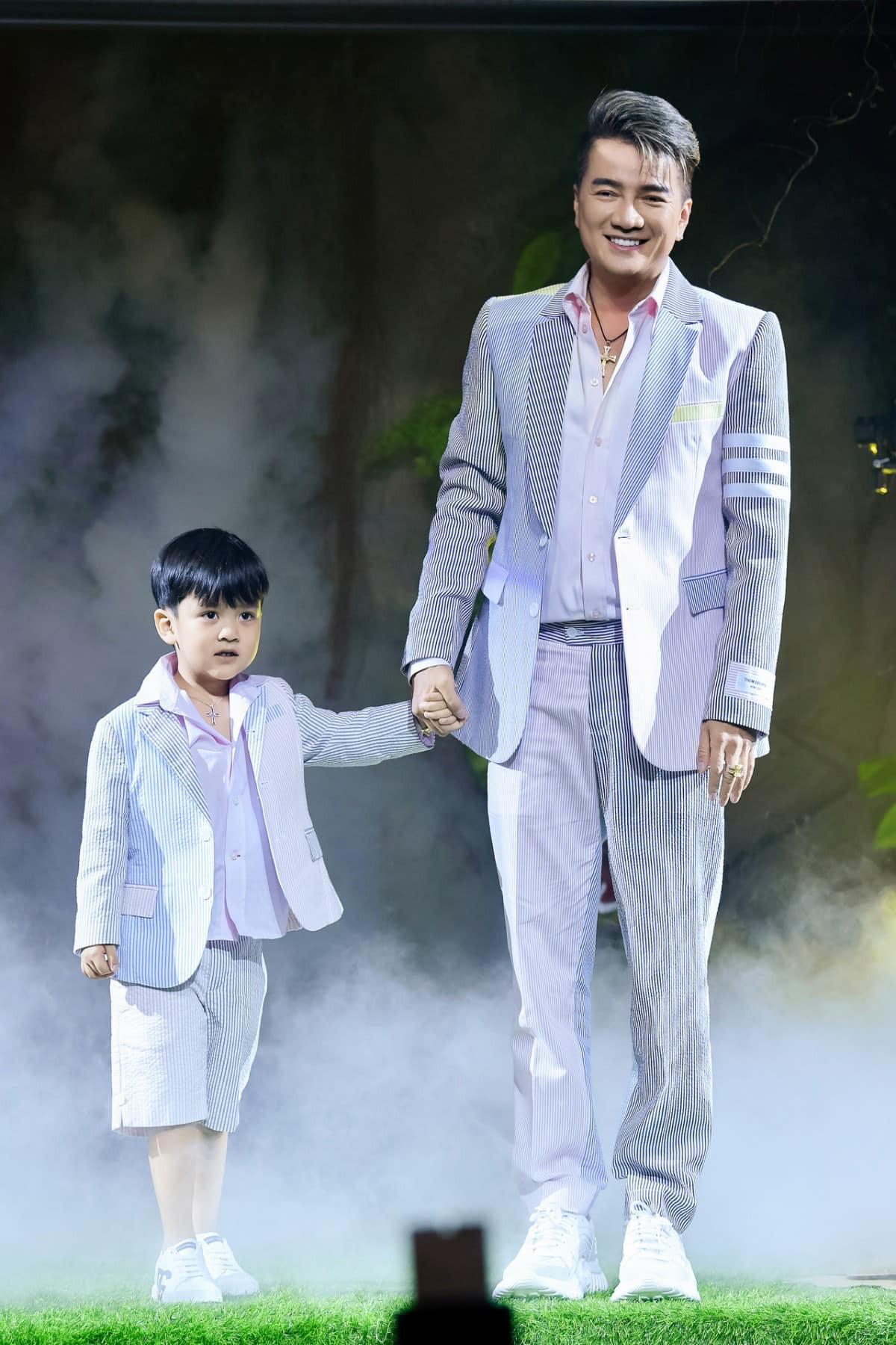 Không gian buổi tiệc sinh nhật con trai Đàm Vĩnh Hưng được trang trí như một khu vườn cổ tích với cây cỏ, hoa lá và mô hình những con thú ngộ nghĩnh.