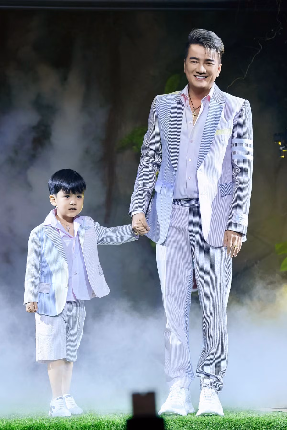 Không gian buổi tiệc sinh nhật con trai Đàm Vĩnh Hưng được trang trí như một khu vườn cổ tích với cây cỏ, hoa lá và mô hình những con thú ngộ nghĩnh.