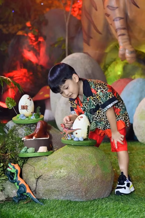  Quý tử của Đàm Vĩnh Hưng còn được giọng ca 7X dát toàn đồ hiệu lên người, tận hưởng cuộc sống "chuẩn rich kid".