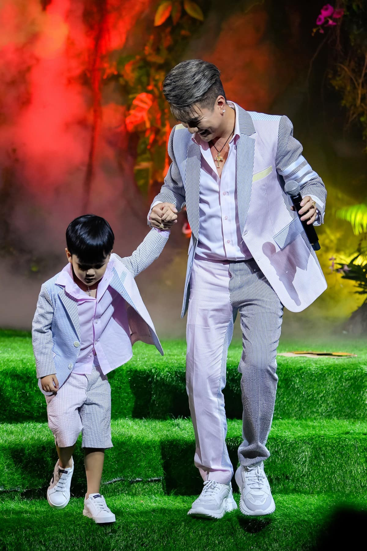 Quý tử của Mr. Đàm vô cùng thích thú trước quà tặng bất ngờ mà người cha nổi tiếng dành tặng cho mình.