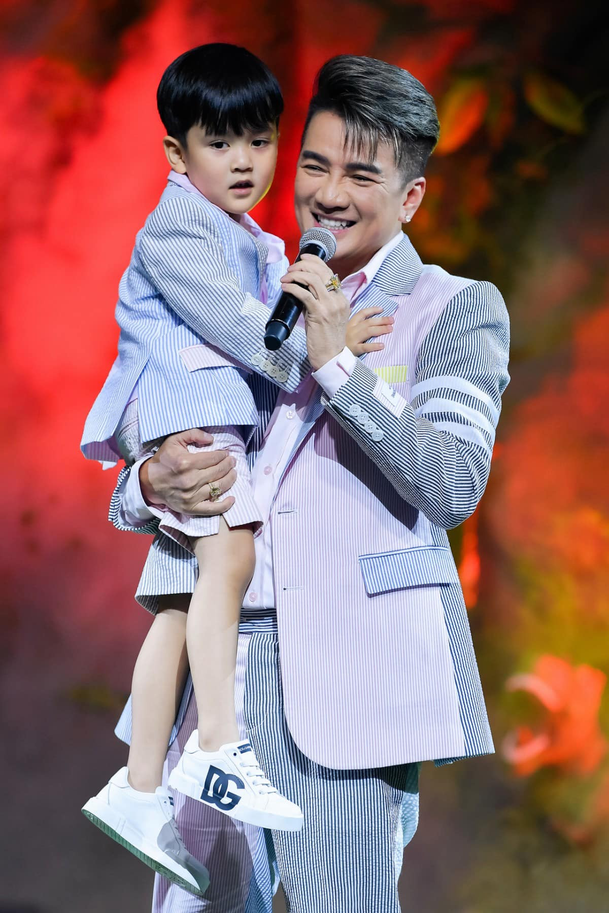 Đàm Vĩnh Hưng và con trai mặc đồ đôi cực đáng yêu.