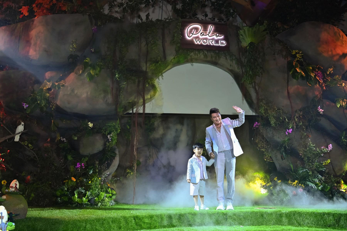 Trên sân khấu cổ tích, giọng ca "Say tình" còn đọc bài thơ chứa đựng nhiều tình cảm mà anh tự sáng tác để dành tặng cho con trai cưng.