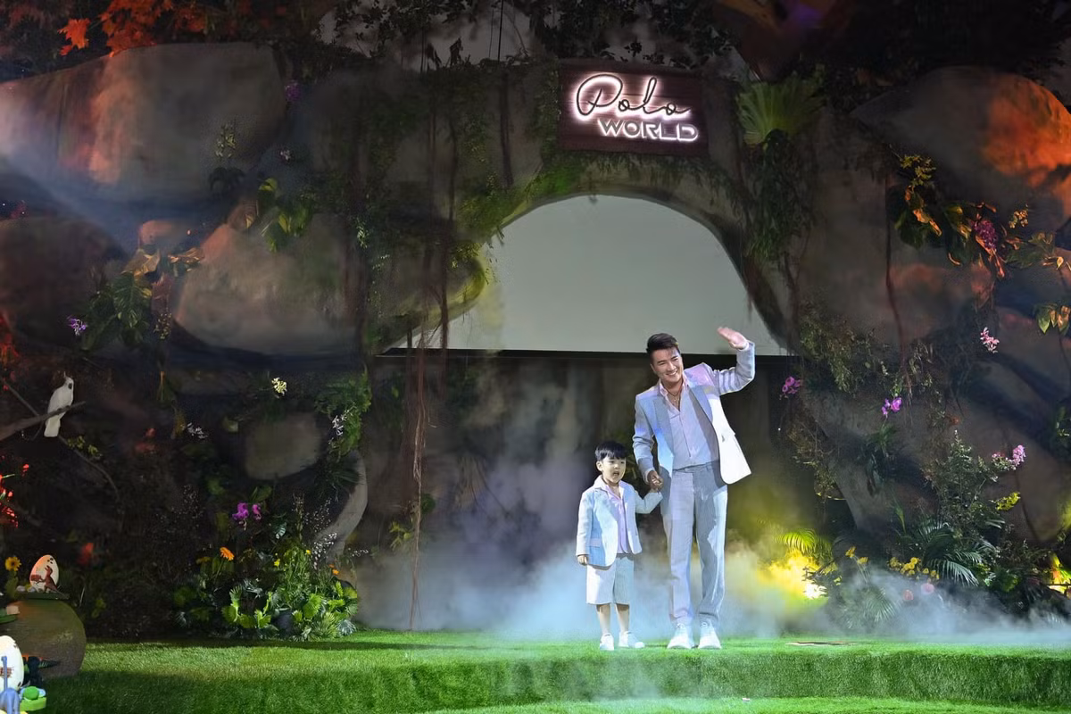 Trên sân khấu cổ tích, giọng ca "Say tình" còn đọc bài thơ chứa đựng nhiều tình cảm mà anh tự sáng tác để dành tặng cho con trai cưng.