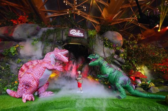 "Bốn năm qua ta đã quên nhiều thứ/ Quên cần tìm tay ấm giữ niềm riêng/ Quên phiên say, quên ngày vui, tháng nhớ/ Quên đợi chờ, quên cả mớ tình xưa/ Có đôi lần lời yêu chưa kịp xếp/ Vội bỏ về trong tiếng mớ... ba đâu?/ Chắc từ nay cho đến mãi về sau/ Sẽ như vậy và phải luôn như vậy/ Tại em đó hỡi chàng trai tháng 8/ Ta bằng lòng tất cả vì yêu em", giọng ca 7X viết.