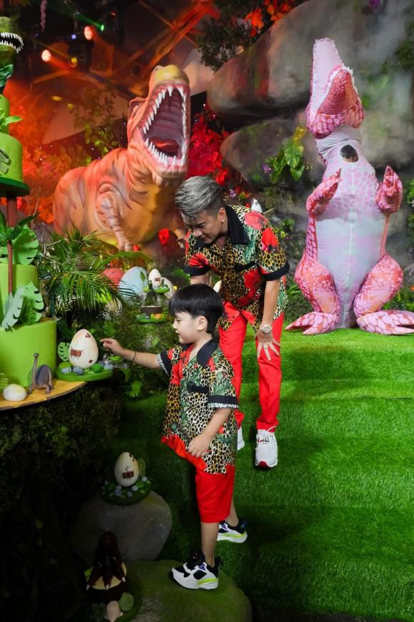 Từ ngày có con, nam ca sĩ dành toàn bộ thời gian rảnh để chơi cùng con, dạy con học hay đưa con đi du lịch. Thậm chí, Polo còn theo bố trong cả những chuyến lưu diễn.