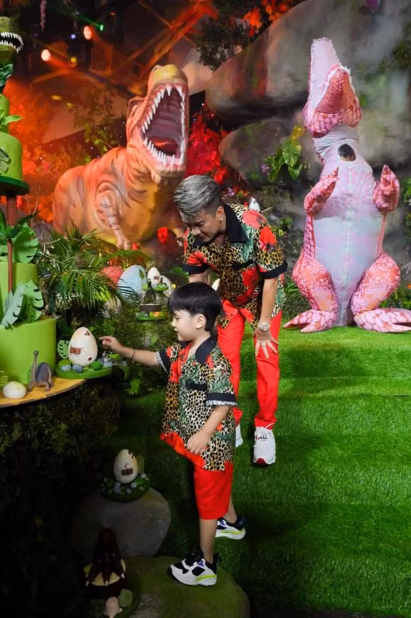 Từ ngày có con, nam ca sĩ dành toàn bộ thời gian rảnh để chơi cùng con, dạy con học hay đưa con đi du lịch. Thậm chí, Polo còn theo bố trong cả những chuyến lưu diễn.