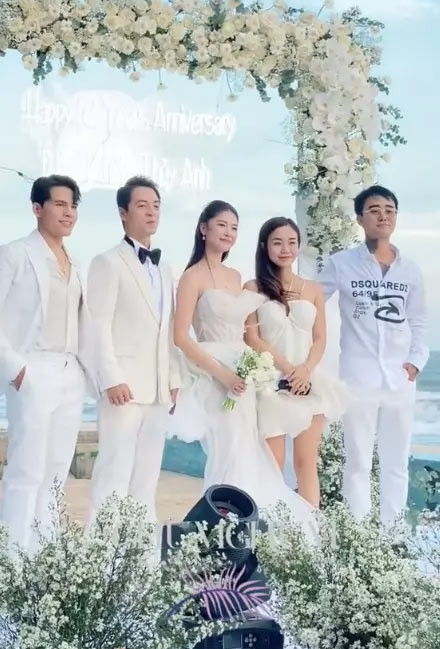 Thời gian gần đây, có nghi vấn Đạt G và Cindy Lư "gương vỡ lại lành" khi cả hai thường xuyên xuất hiện cùng nhau trong các sự kiện. Mới đây nhất, ngày 13/11, Đạt G và Cindy Lư cùng xuất hiện tại bữa tiệc mừng kỷ niệm 10 năm ngày cưới của ca sĩ Đăng Khôi và bà xã Thủy Anh. (Ảnh: Gia đình Việt Nam)