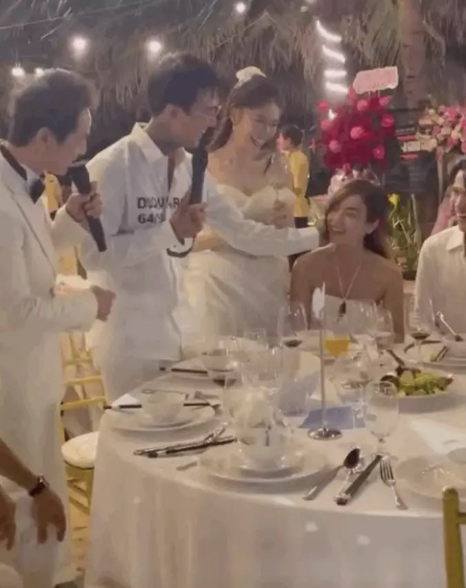 Nam ca sĩ "Buồn của anh" âu yếm vuốt má Bảo Ngọc trong bữa tiệc của Đăng Khôi và bà xã Thủy Anh tổ chức. (Ảnh: FBNV)