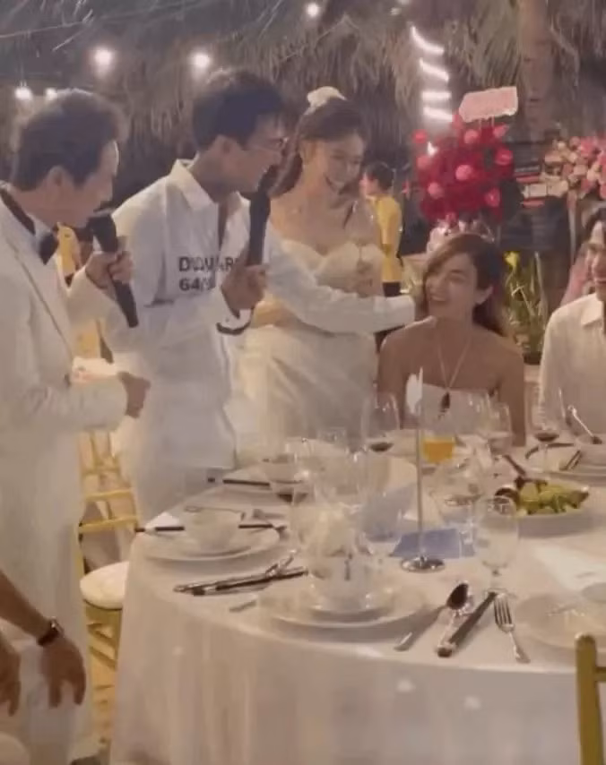 Nam ca sĩ "Buồn của anh" âu yếm vuốt má Bảo Ngọc trong bữa tiệc của Đăng Khôi và bà xã Thủy Anh tổ chức. (Ảnh: FBNV)