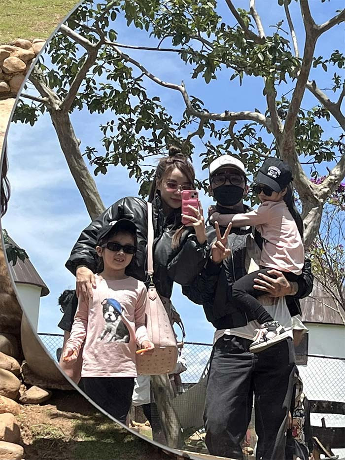 "Cảm ơn vì đã âm thầm đồng hành cùng em nuôi dạy, chăm sóc lo lắng cho tụi nhỏ từ chuyện ăn uống đến học hành suốt 3 năm nay và cảm ơn vì đã luôn theo đúng chủ nghĩa "để trẻ thơ đầy đủ tình thương khi lớn lên". Thank you, we love you. 12/2020 - 11/2023", Cindy Lư chia sẻ trên trang cá nhân và đăng ảnh cô cùng hai con gái chụp với Đạt G. (Ảnh: FBNV)