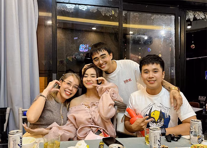 Nam ca sĩ ôm đầu Cindy Lư âu yếm và tươi cười tạo dáng chụp ảnh trong sinh nhật hai bé Gà Gà, Cún Cún. (Ảnh: FBNV)