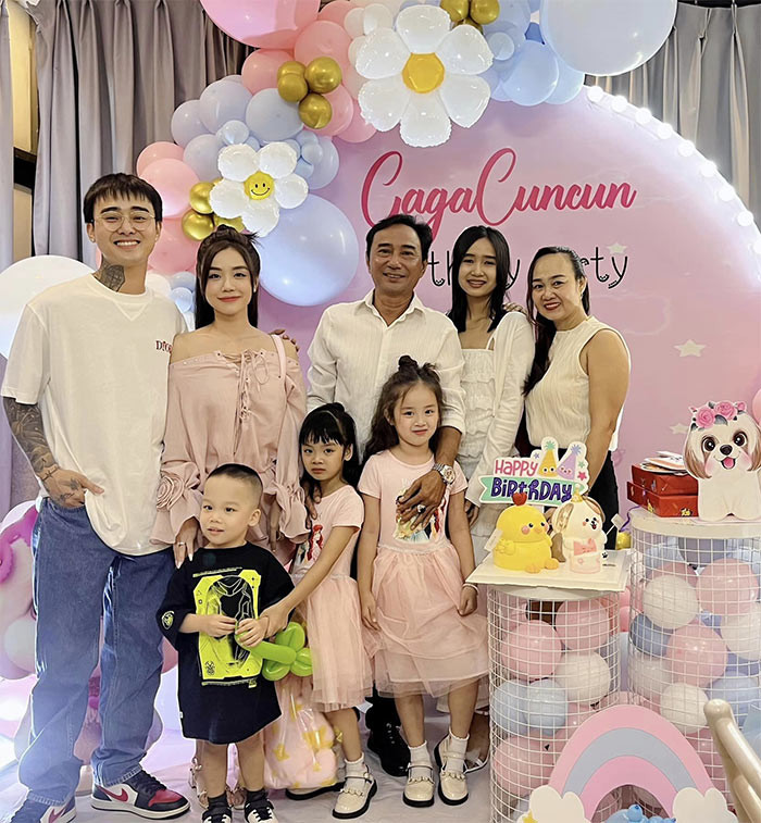 Cả hai luôn đứng sát cạnh nhau trong mọi khung hình, đặc biệt nam ca sĩ "Bánh mì không" tỏ ra rất hạnh phúc, vui vẻ. (Ảnh: FBNV)