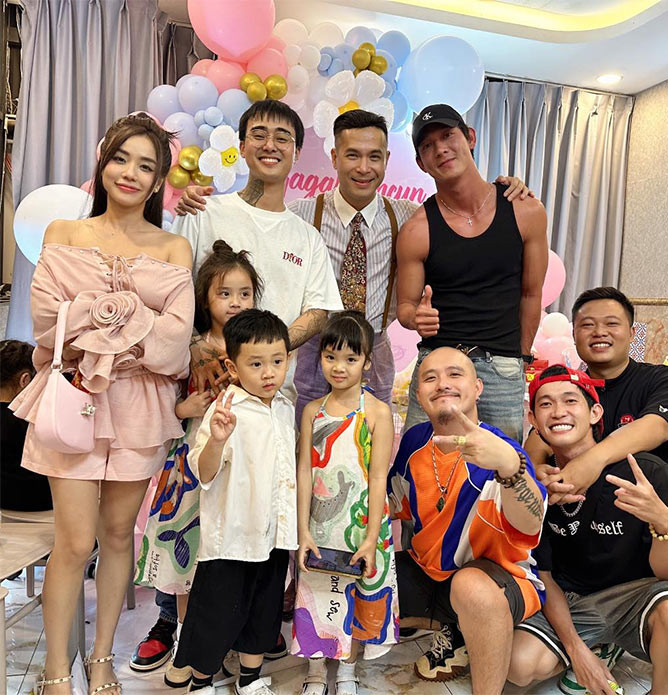 Sau khi ly hôn ca sĩ Hoài Lâm, Cindy Lư hẹn hò với rapper Đạt G. Tuy nhiên mối tình này chỉ kéo dài 7 tháng và tan vỡ vào tháng 12/2021. "Cả hai chia tay nhưng không có nghĩa chấm dứt mọi thứ. Đạt và Bảo Ngọc vẫn là bạn. Cả hai thường xuyên hỏi thăm, trò chuyện với nhau", đại diện của Đạt G chia sẻ với Zing. (Ảnh: FBNV)