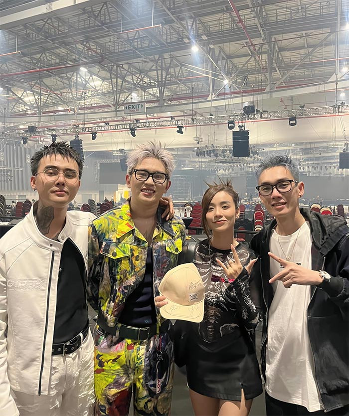 Trước đó, cặp đôi còn bị soi nhiều hình ảnh cùng đi chơi với nhóm bạn. (Ảnh: FBNV)