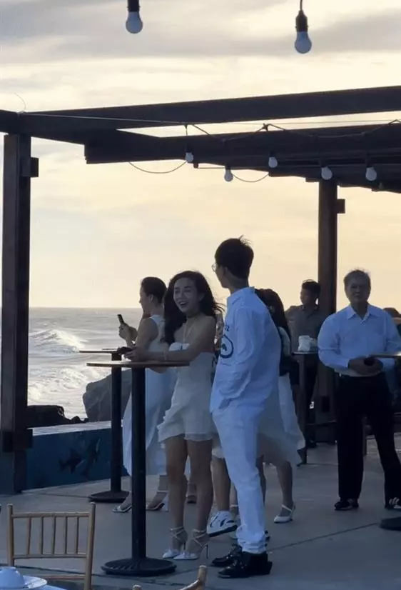 Cả hai dính với nhau như sam trong sự kiện. (Ảnh: Gia đình Việt Nam)