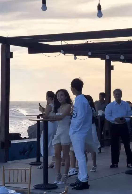 Cả hai dính với nhau như sam trong sự kiện. (Ảnh: Gia đình Việt Nam)