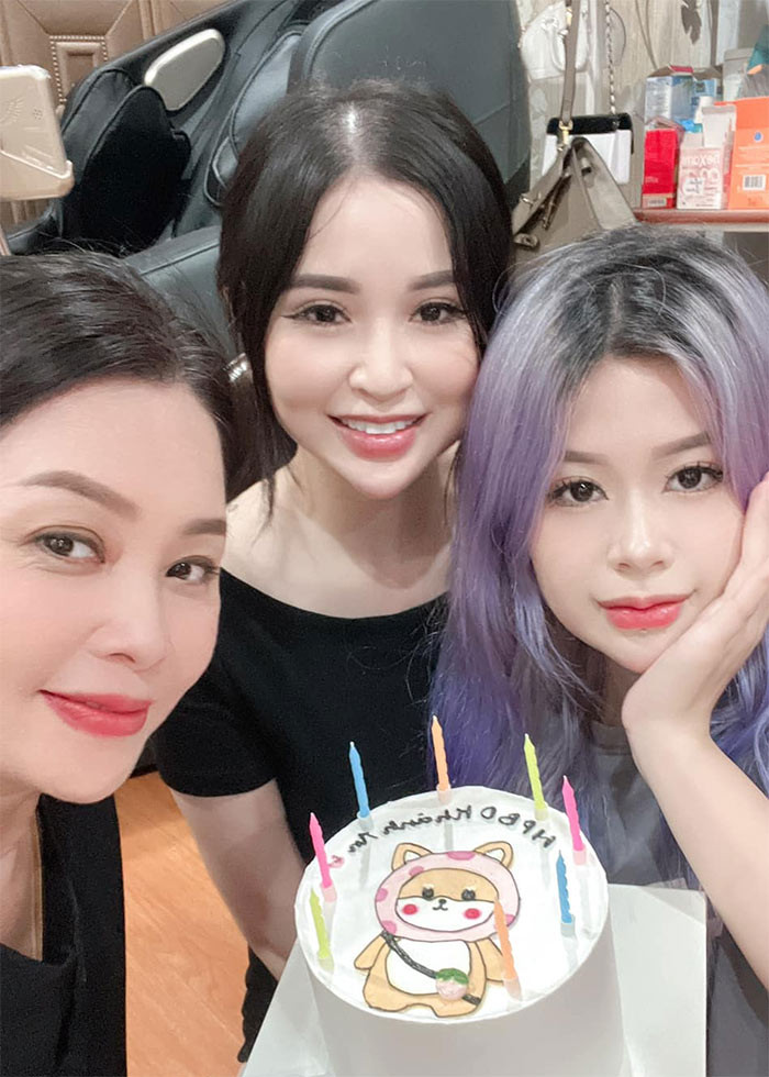 Truân chuyên ở trên phim, ngoài đời Thanh Tú cũng khá vất vả. Cách đây nhiều năm cô đã ly hôn chồng sau 15 năm chung sống, một mình nuôi hai con gái và đã lên chức bà ngoại.