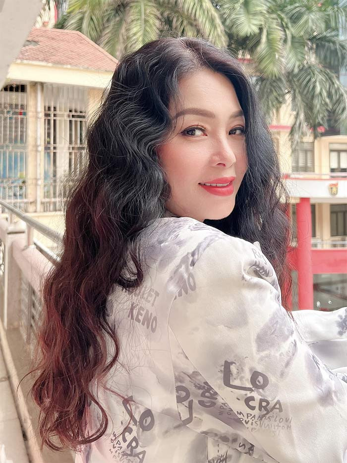 Ở tuổi 48 nhan sắc của Thanh Tú mặn mà, duyên dáng và có nét thu hút của riêng mình.