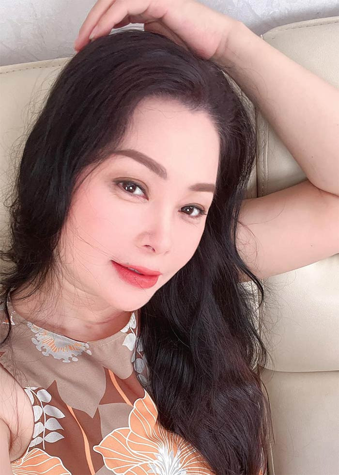 "Không hiểu sao, các đạo diễn lại luôn "chọn mặt gửi vàng" để đưa các vai đanh đá cho tôi. Ngoài đời tôi hiền lắm, các con tôi bảo mẹ Tú hiền nhất quả đất, hàng xóm cũng chưa từng nghe thấy tôi to tiếng, thậm chí tôi còn kiệm lời...", Thanh Tú chia sẻ với Tổ Quốc.