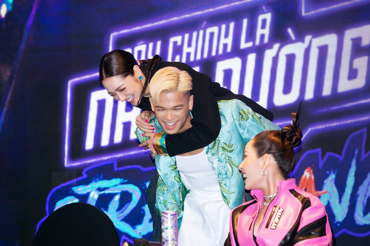 Bảo Anh không chỉ đắt show ca nhạc mà còn tham gia các gameshow truyền hình, đóng quảng cáo. Tình cũ Hồ Quang Hiếu còn tham gia đóng phim điện ảnh.