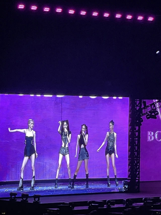 Bốn cô gái BlackPink nhảy bản hit "See tình" của Hoàng Thùy Linh. (Ảnh: VTV)