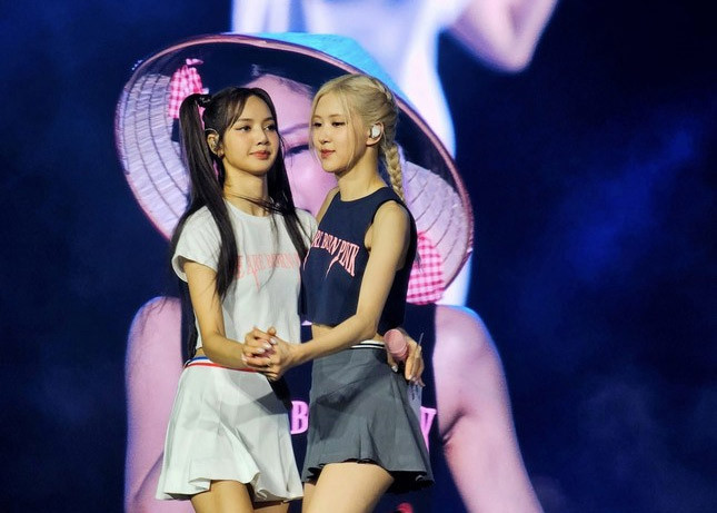 Lisa và Rosé cùng nhau khiêu vũ. (Ảnh: sugaringnosweet)