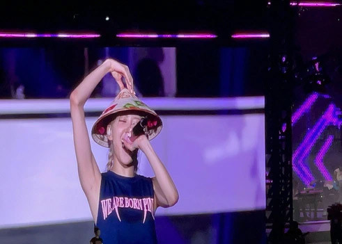 Rosé đội nón lá tạo hình trái tim với khán giả tại sân Mỹ Đình. (Ảnh: VTV)