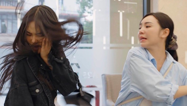 Trước đó, Cù Thị Trà và Quỳnh Kool từng đóng chung trong phim "Đừng làm mẹ cáu". Mỹ nhân họ Cù vào vai "tiểu tam" - "tình một đêm" của Bình An trong phim và cũng phải "ăn" một cái tát từ Quỳnh Kool sau màn đánh ghen hộ.