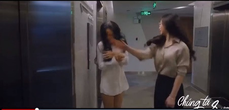 Không chỉ báo cho mẹ Tùng đến chứng kiến cảnh "động trời", Nguyệt còn thẳng tay trị "tiểu tam" bằng một cái tát đau tiếng.