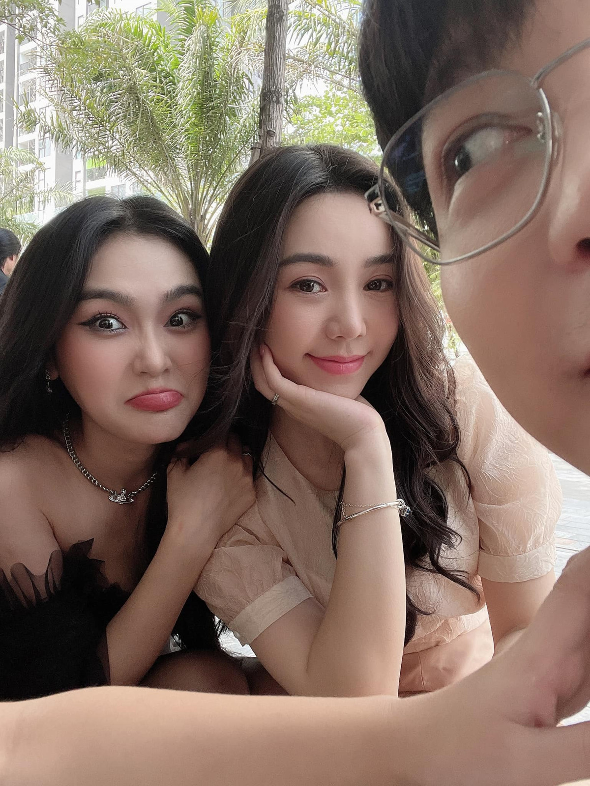 Căng thẳng trên phim là thế nhưng ngoài đời, Quỳnh Kool vô cùng thân thiết với "tiểu tam" Cù Thị Trà.