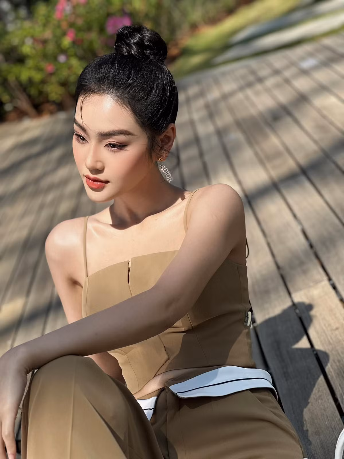 Mỹ nhân sinh năm 1999 tốt nghiệp Đại học Kinh tế Quốc dân. Ngoài thử sức với diễn xuất, tân binh của "vũ trụ phim VTV" còn duy trì công việc là một người mẫu tự do.