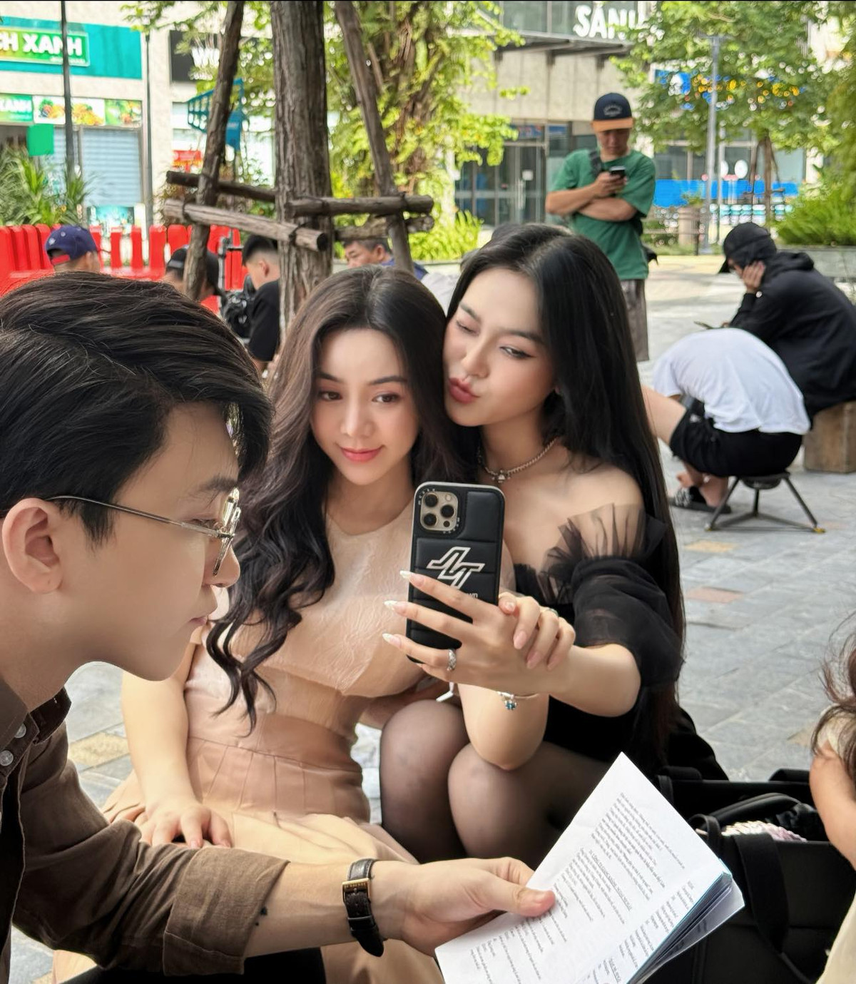 Hai mỹ nhân "Chúng ta của 8 năm sau" chụp ảnh "tự sướng" bên nam diễn vên B Trần.