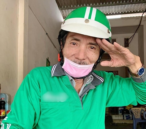 Khác với thời trẻ sống xa hoa, về già khi đã hết thời, Thương Tín rơi vào cảnh túng thiếu khi phải sống trong căn nhà trọ chật hẹp, chật vật kiếm tiền gửi về quê nhà cho vợ và con gái nhỏ. Nam nghệ sĩ từng chia sẻ trên Zing: "Có ngày, tôi phải nhịn đói, trong tay không có nổi 100 nghìn đồng". Ảnh FB H.N.