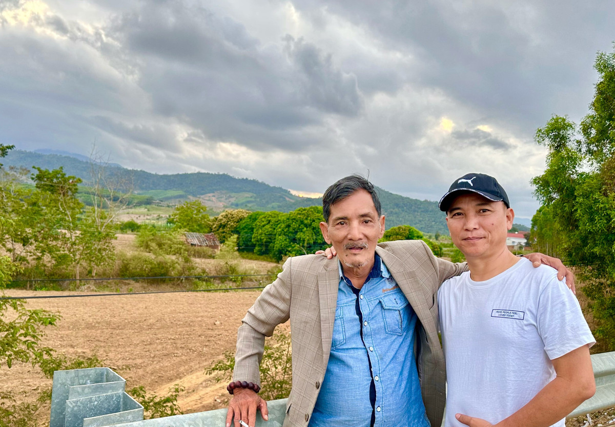 Con trai của Thương Tín với người vợ đầu từng bày tỏ thương cảm cho hoàn cảnh của ba nhưng cũng không thể giúp được. Cuộc sống tốt hơn khi nam nghệ sĩ được nhạc sĩ Tô Hiếu cưu mang, đưa về sống chung nhà. Những lúc không phải đi diễn, Thương Tín còn thử sức làm đạo diễn. Ảnh: VietNamNet.