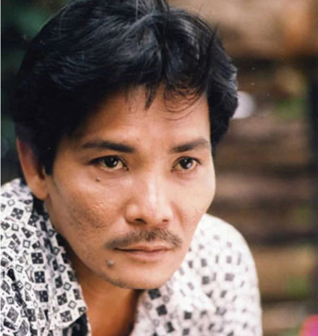 Hào quang đến quá sớm đẩy nam tài tử vào sa ngã. Ông trở nên "trắng tay" khi vướng vào những cuộc chơi đỏ đen. Scandal bị bắt vì đánh bạc ngay tại quán cà phê gia đình ảnh hưởng nghiêm trọng đến tên tuổi của Thương Tín. Ảnh: Người Lao Động.