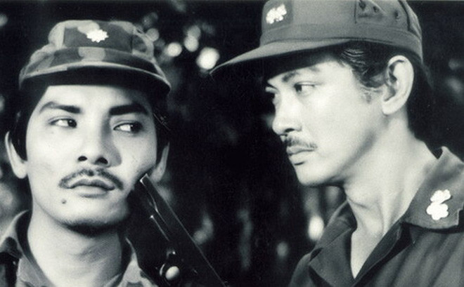 Thù lao được trả bằng vàng, cuộc sống rủng rỉnh tiền bạc khiến nam tài tử lao vào các cuộc ăn chơi như tụ tập cùng bạn bè hay đến phòng trà nhảy đầm bên những bóng hồng. Ông có thể tiêu hết vài ba cây vàng cho cuộc vui chỉ trong một đêm, hay đổi đồ hiệu và xe sang liên tục mà không phải nghĩ. Ảnh: Ảnh tư liệu phim.