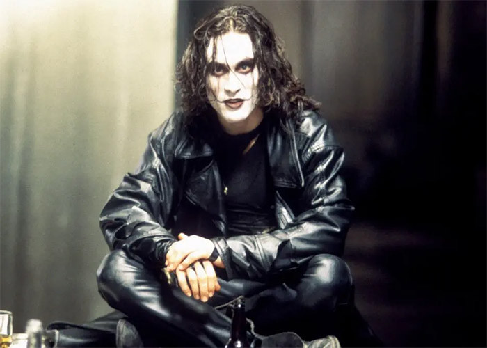 Năm 1994, Lý Quốc Hào - con trai của Lý Tiểu Long gặp tai nạn thảm khốc khi thủ vai chính trong phim The Crow (Quạ Đen). Lý Quốc Hào đã bị thương nặng trong một cảnh quay bắn súng và qua đời khi đang phẫu thuật trong bệnh viện. Thay vì sử dụng đạn đạo cụ, nhà sản xuất lại dùng đạn tự chế dẫn đến tai nạn chết người của Lý Quốc Hào. (Ảnh: Alamy Stock Photo)