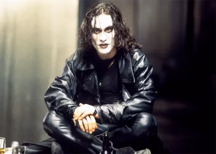 Năm 1994, Lý Quốc Hào - con trai của Lý Tiểu Long gặp tai nạn thảm khốc khi thủ vai chính trong phim The Crow (Quạ Đen). Lý Quốc Hào đã bị thương nặng trong một cảnh quay bắn súng và qua đời khi đang phẫu thuật trong bệnh viện. Thay vì sử dụng đạn đạo cụ, nhà sản xuất lại dùng đạn tự chế dẫn đến tai nạn chết người của Lý Quốc Hào. (Ảnh: Alamy Stock Photo)