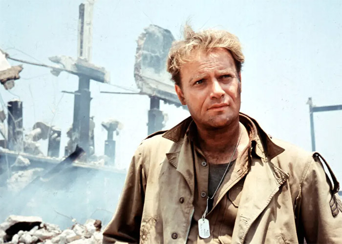 Mùa hè năm 1982, Vic Morrow tử vong khi đang quay "The Twilight Zone". Trong cảnh quay cùng với trực thăng, thật không may, các hiệu ứng đặc biệt phát nổ trên mặt đất đã làm gián đoạn khả năng bay của phi công và dẫn đến một vụ va chạm dữ dội. (Ảnh: Alamy Stock Photo)