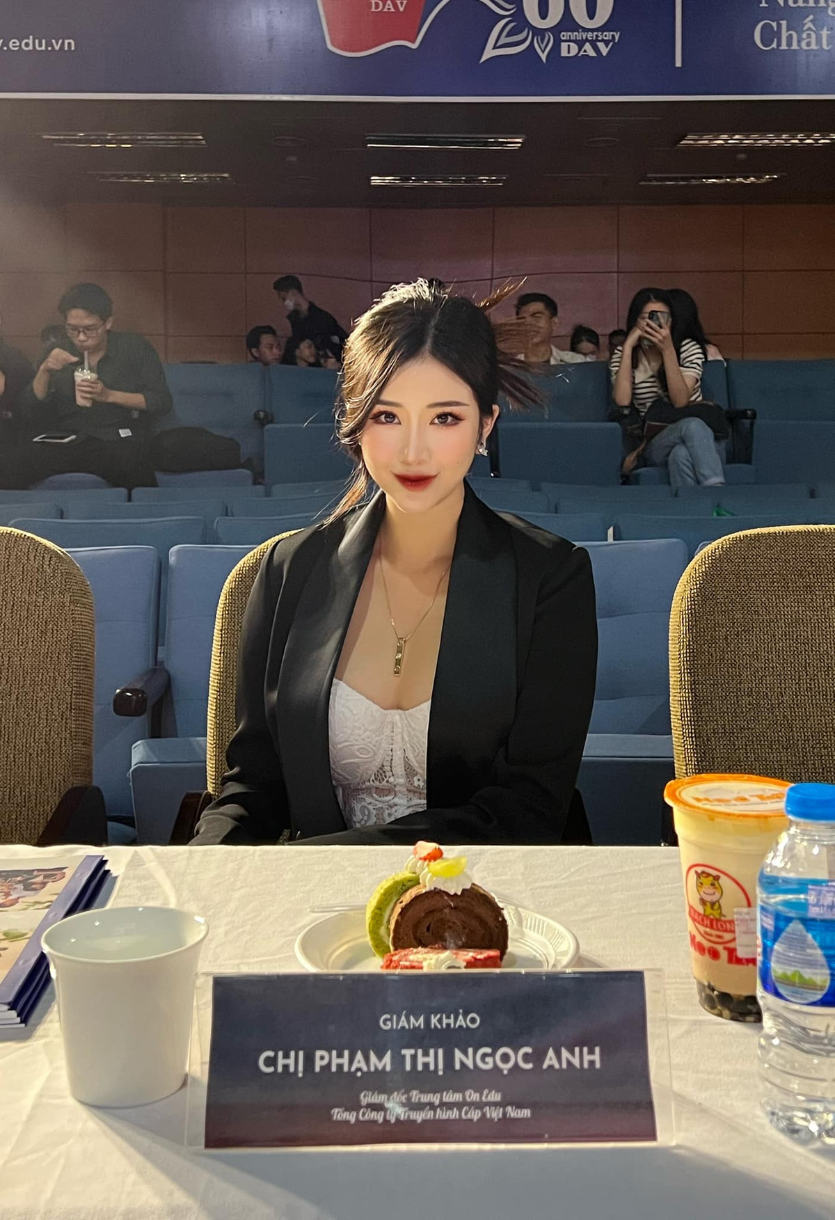 Không chỉ xinh đẹp, Ngọc Anh Sally còn có profile "không phải dạng vừa". Cô giữ vai trò giám đốc một trung tâm của VTVcab. Mỹ nhân gốc Hải Phòng trước đó còn được biết đến là một nhà thiết kế thời trang. Cô từng lọt top 3 Nhà thiết kế xuất sắc nhất châu Á tại Fashion Asian Awards 2016 và từng được vinh danh tại New York là "Nhà thiết kế ấn tượng thế giới".