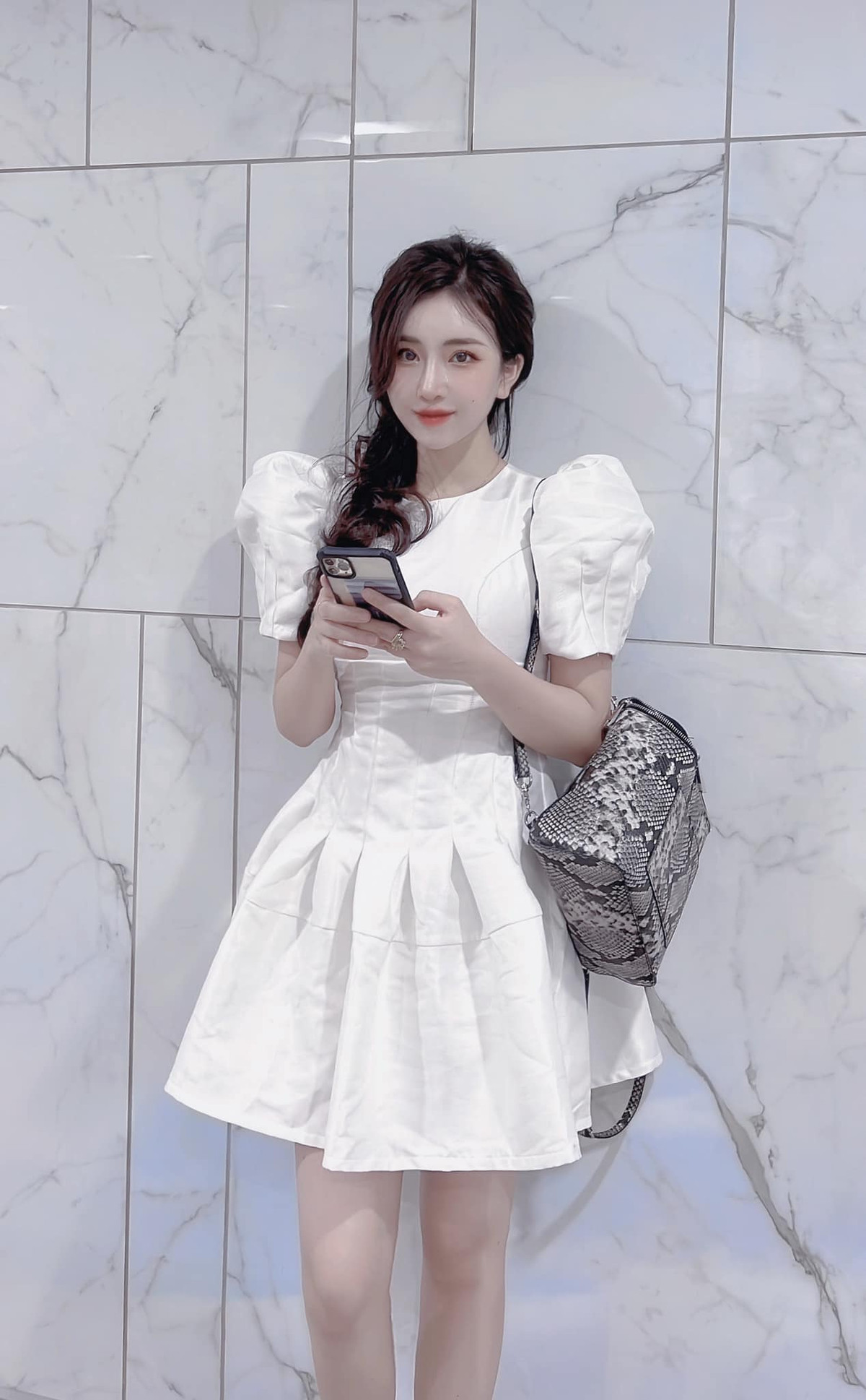 Cựu hot girl sinh năm 1993 là một mỹ nhân đa tài trong nhiều lĩnh vực. Ngọc Anh Sally từng đảm vai trò giám khảo cho một số cuộc thi nhan sắc.