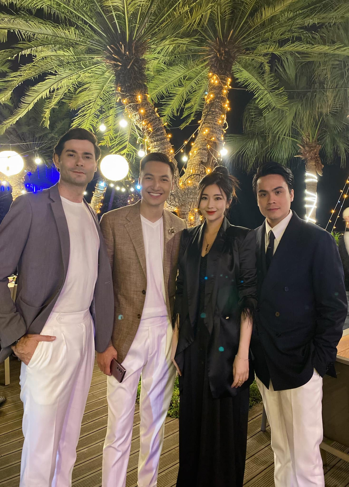 Vào vai cô bạn thủ đoạn của Mạnh Trường gây ức chế là thế, ngoài đời Phạm Ngọc Anh (Ngọc Anh Sally) gây ấn tượng với nhan sắc xinh đẹp, gợi cảm, sắc sảo và sang chảnh không kém khi lên hình.