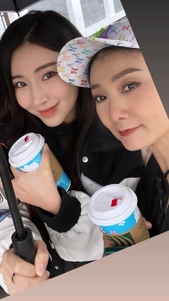 "Ác nữ" trong "Đừng nói khi yêu" thân thiết với mẹ Quy (NSƯT Mỹ Uyên) ở hậu trường. Ảnh: FB NSƯT Mỹ Uyên.