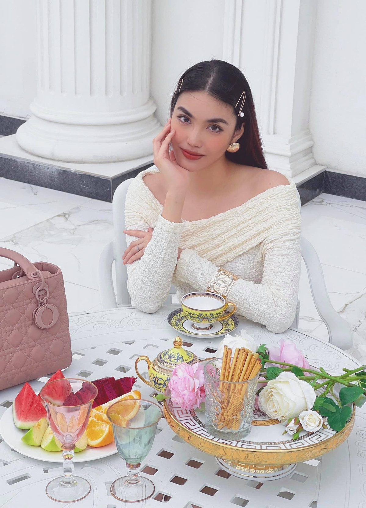 Sau 5 năm kết hôn và sinh con cho chồng đại gia là doanh nhân John Tuấn Nguyễn, Lan Khuê được khen ngày càng "nhuận sắc". Ngoài cuộc hôn nhân hạnh phúc, mỹ nhân sinh năm 1992 còn có bí quyết làm đẹp "gối đầu giường" được nhiều chị em quan tâm. Ảnh: Instagram nhân vật.