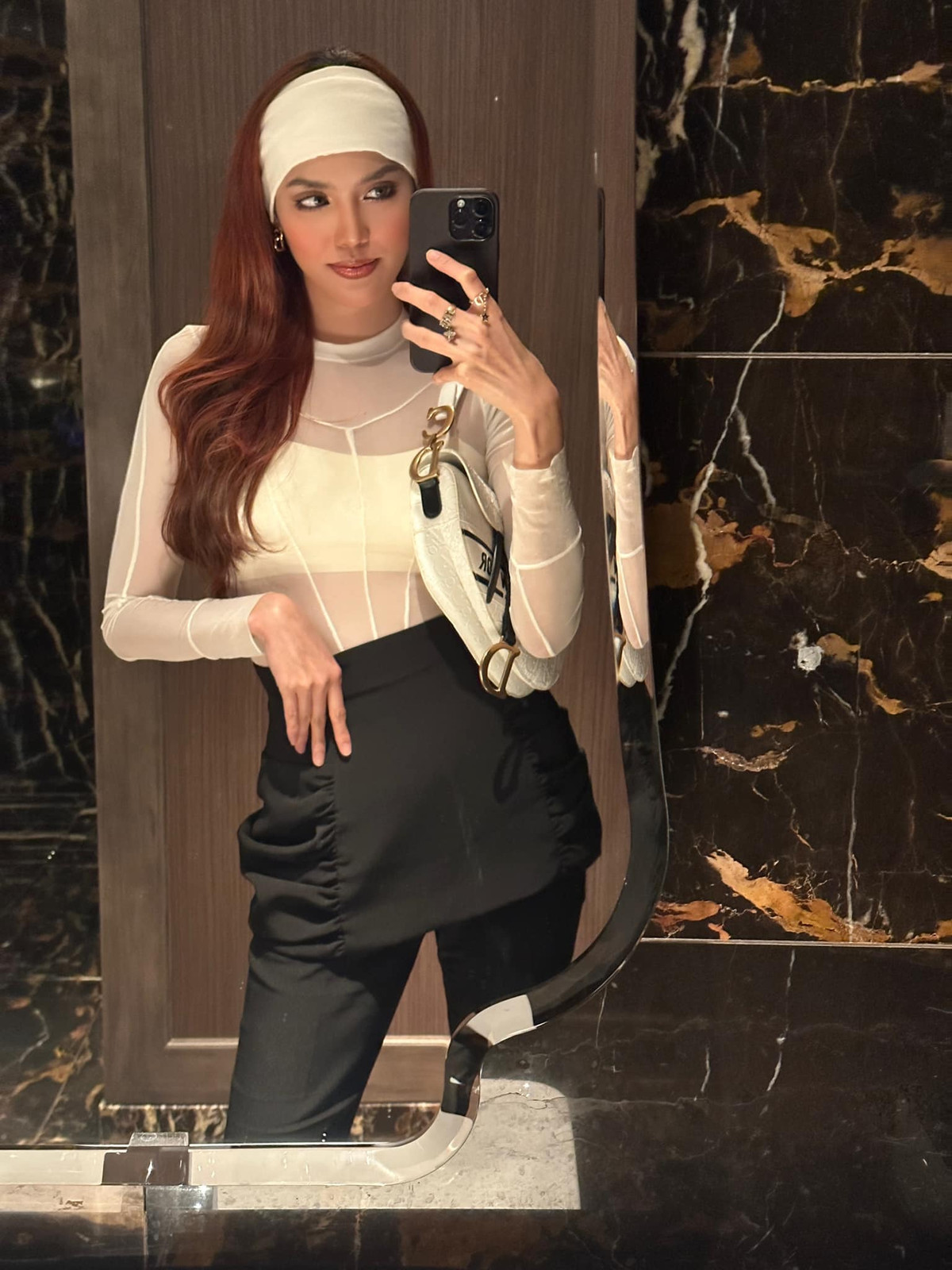 "Nàng dâu hào môn" chăm chút cho vẻ bề ngoài từ làn da đến mái tóc. Cô đặc biệt yêu thích phương pháp làm đẹp bằng các sản phẩm "cây nhà lá vườn".