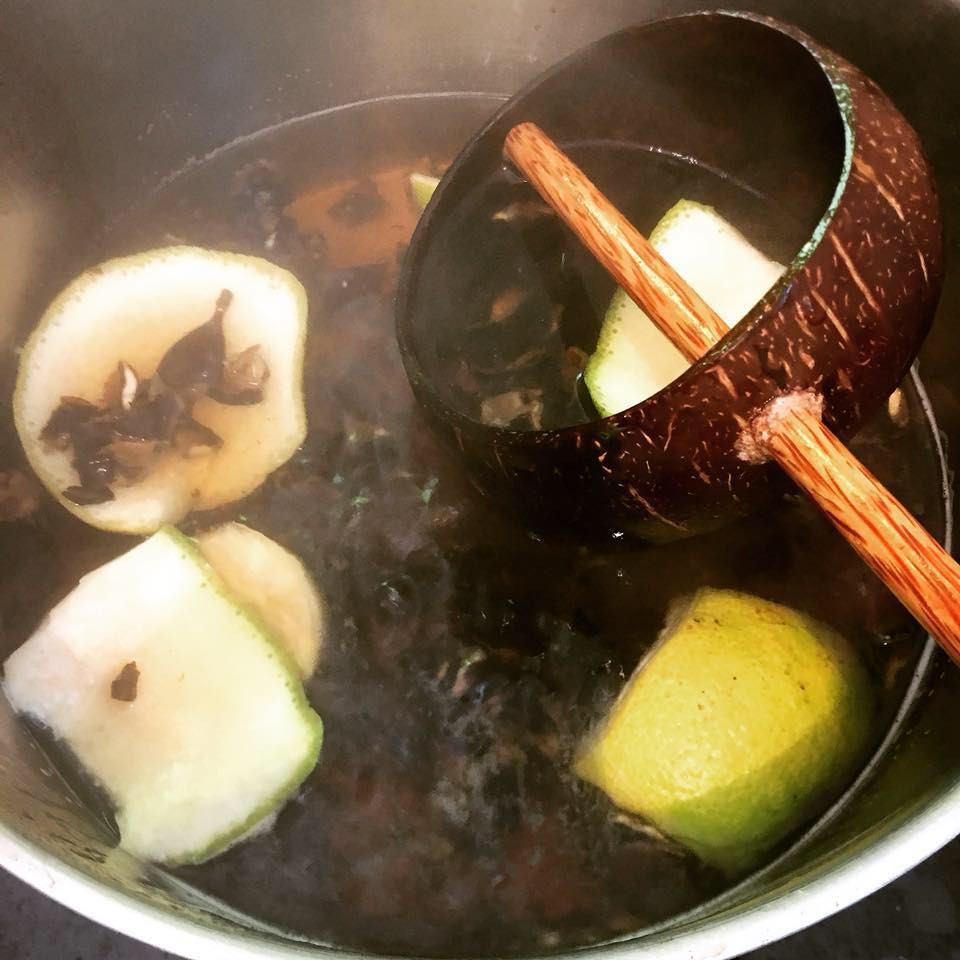 Để có mái tóc dài bồng bềnh, suôn mượt và hạn chế rụng tóc, bà mẹ một con gội đầu bằng nước nấu từ vỏ bưởi vì trong vỏ bưởi có rất nhiều tinh chất tốt cho tóc. Ảnh: Quantrimang.