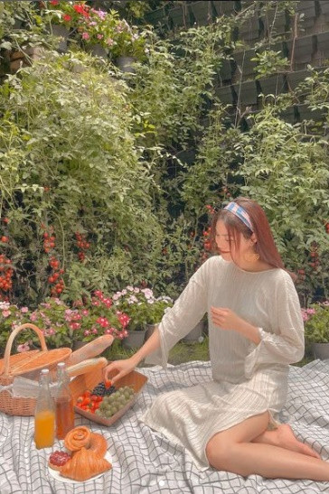 Theo Khỏe và Đẹp, Lan Khuê cũng như không ít mỹ nhân Vbiz vô cùng yêu thích rau mầm. Đây được xem là loại rau rất tốt cho quá trình ngừa lão hóa, tăng collagen.