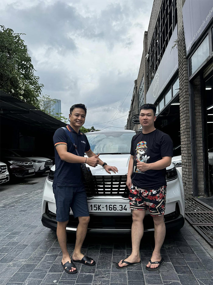 Sau scandal ở Tây Ban Nha, Hồng Đăng chưa nhận được bất cứ vai diễn mới nào, anh chăm chỉ bán ô tô để kiếm thêm thu nhập và rất chịu khó đăng bài quảng cáo cho cửa hàng đồ ăn của vợ.