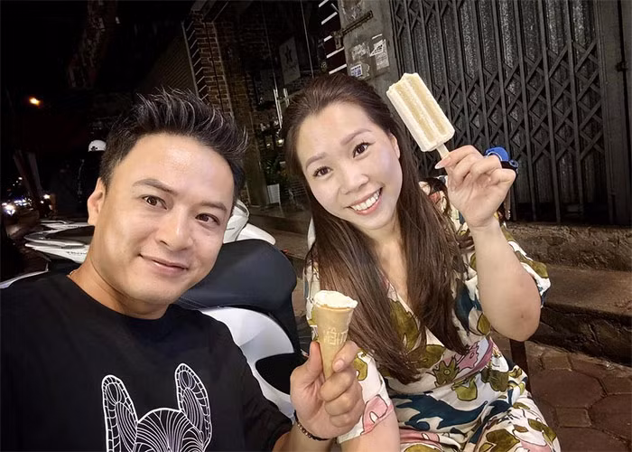 Trên trang cá nhân, nam diễn viên "Hướng dương ngược nắng" đăng ảnh cùng vợ kỷ niệm 15 năm ngày cưới: "Cách đây 22 năm nói lời yêu và 15 năm về chung 1 nhà… hành trình này chưa phải dài và cũng không hề ngắn… Từ hai bàn tay trắng cùng nhau đi qua bao sóng gió cuộc đời và giờ em vẫn luôn bên anh. Cảm ơn em".